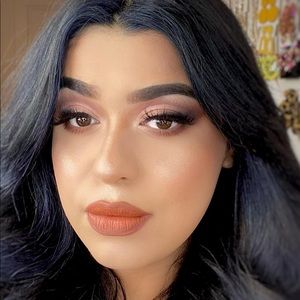 Meet your Posher, Larissa